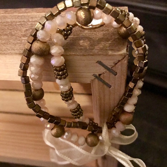 Francesca’s pink white and gold beaded bracelet - Picture 3 of 4